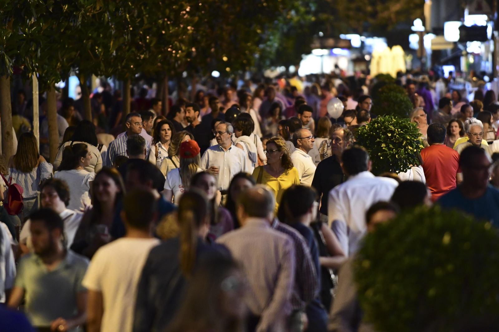 Cientos de personas caminan por Cruz Conde durante la pasada Shopping Night.