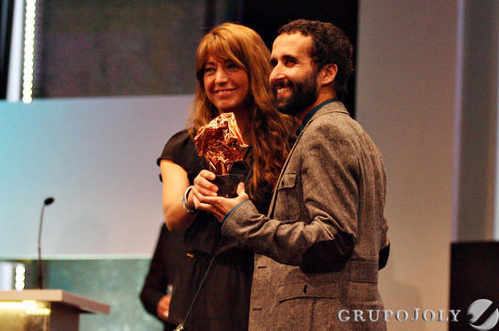 Pablo Remón recoge el Premio SGAE de Guión de manos de Inés París.

Foto: A.Dominguez/J.Correa