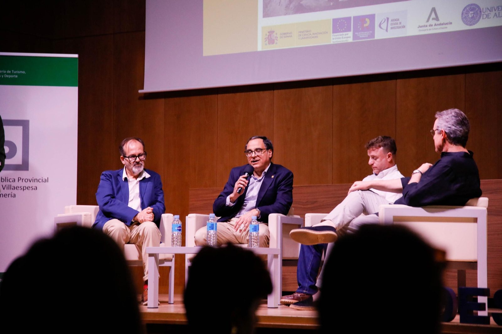 Imágenes de la presentación del documental "Almagrera, un sueño minero" en la biblioteca Villaespesa de Almería