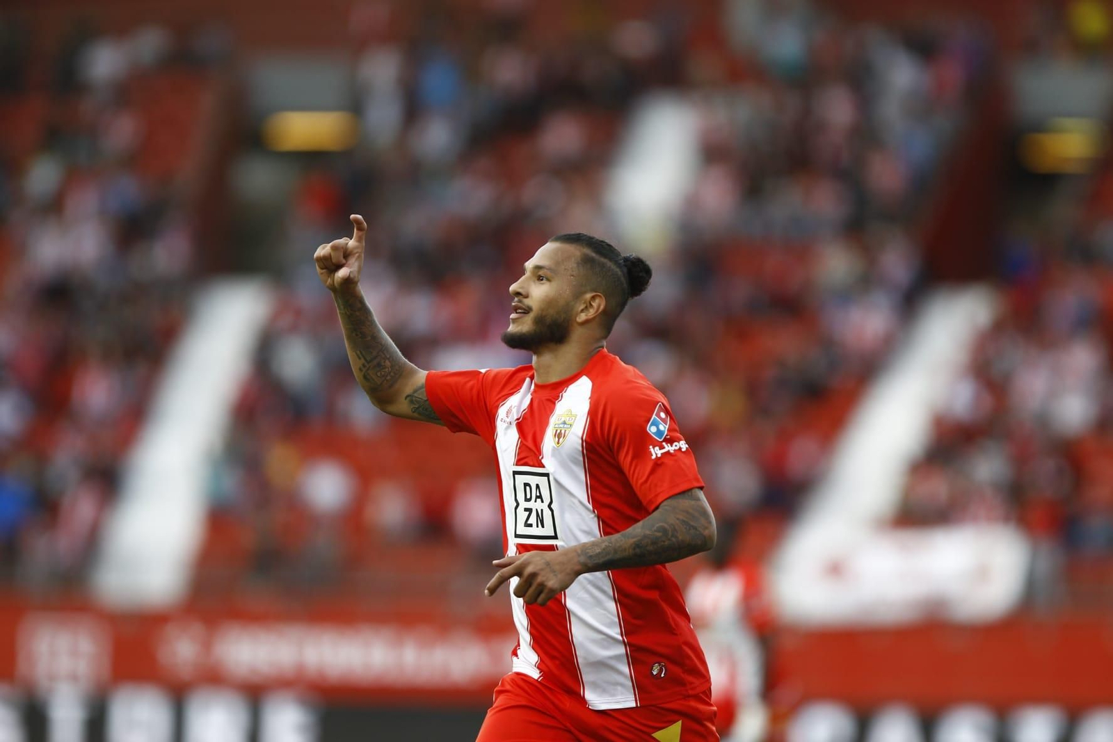 Luis Suárez celebra mostrando la letra 'C' de Carolina, su pareja, uno de sus dos tantos al Eldense