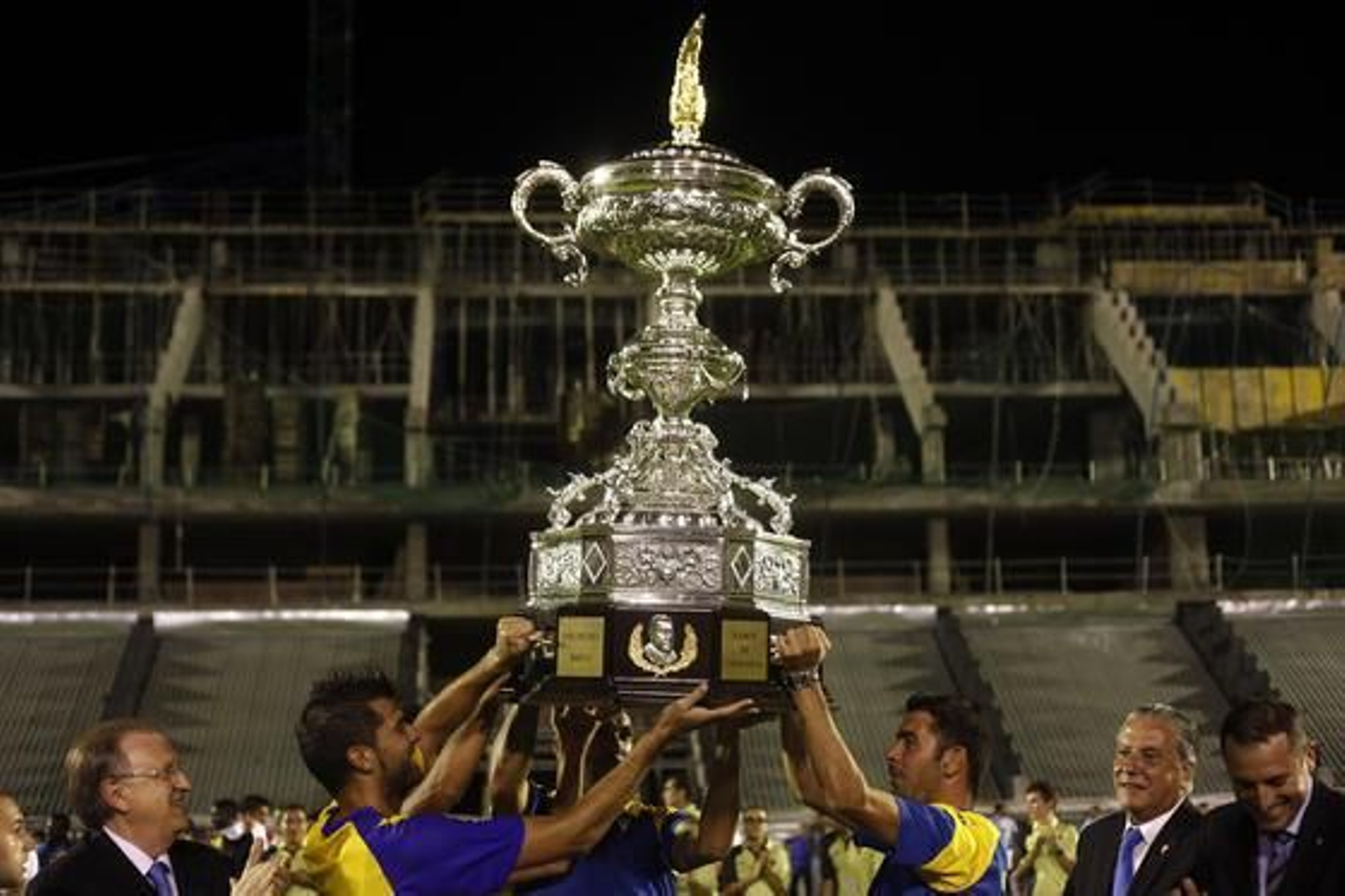 Los capitanes, Baquero, Enrique y Serrano, levantan el trofeo. 

Foto: Jesus Marin