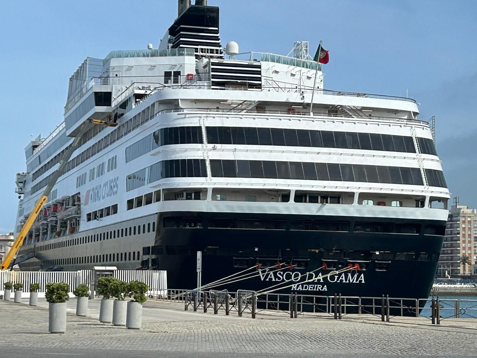 El crucero Vasco da Gama, atracado este lunes en el puerto de Cádiz