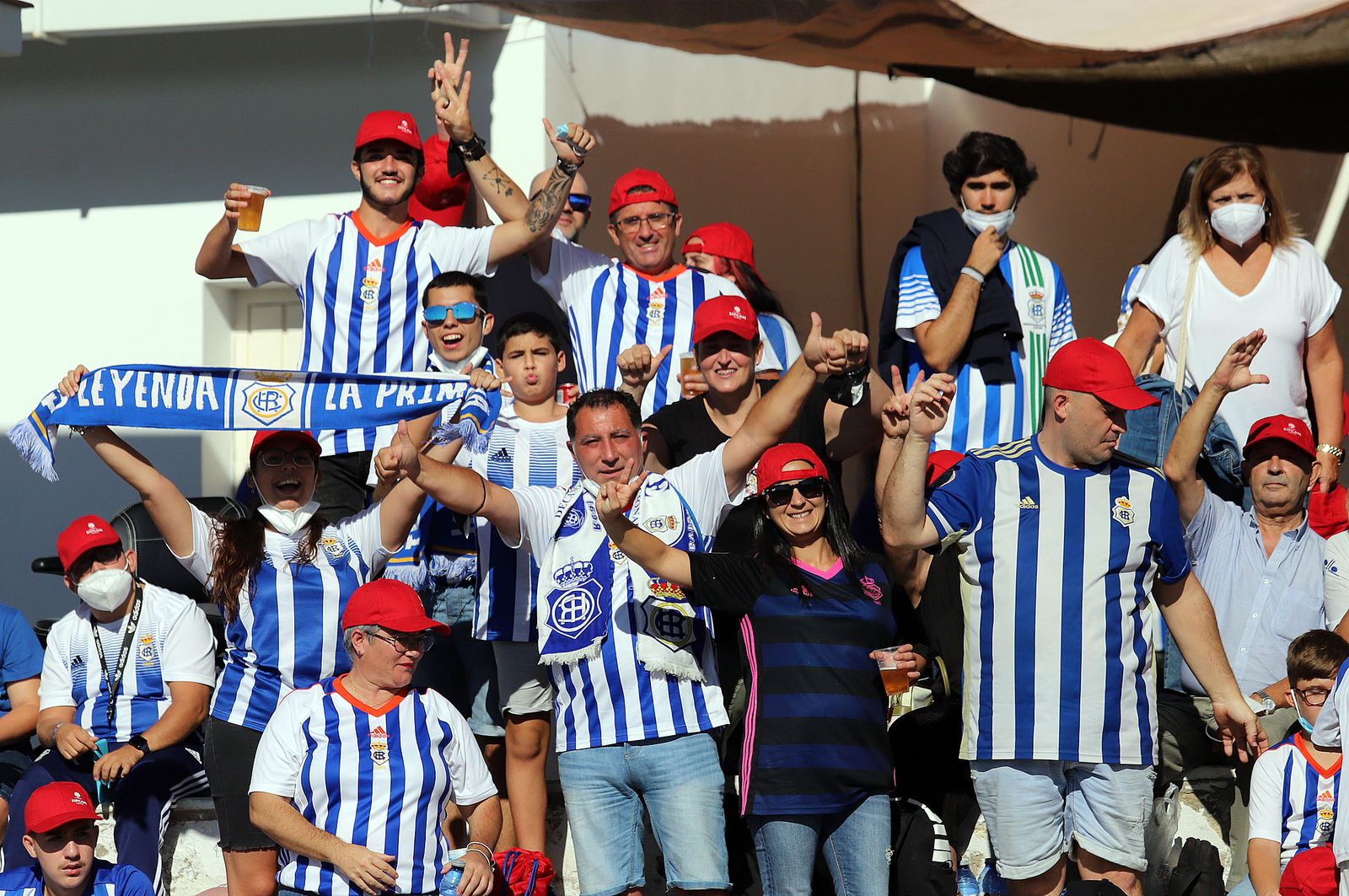 Imágenes de la afición más fiel del Recre en su visita al campo del Antoniano