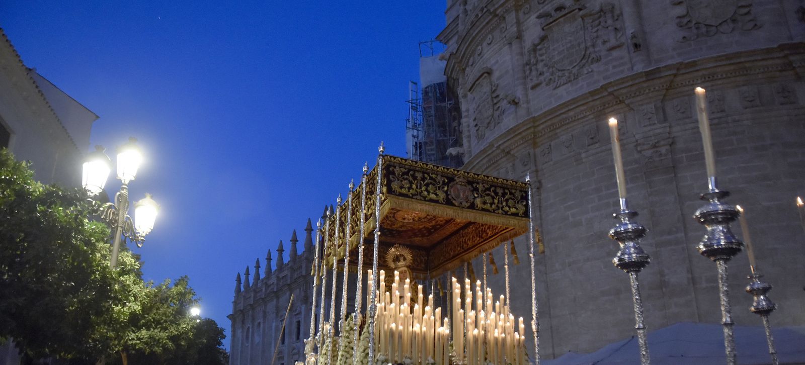 La Virgen de la Victoria, en rosario de aurora a la Catedral