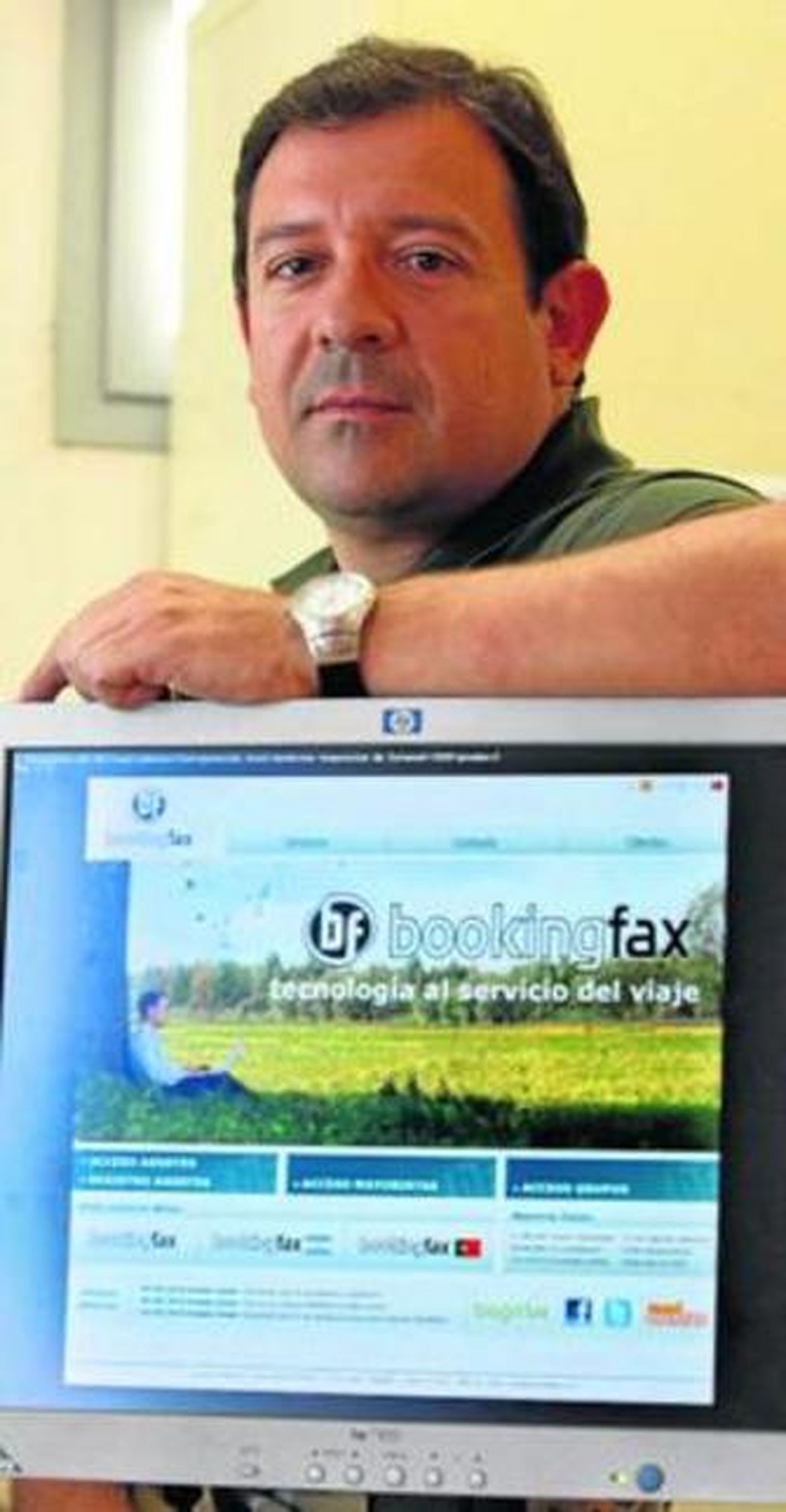Antonio Mariscal muestra la nueva imagen de la web de Bookingfax.
