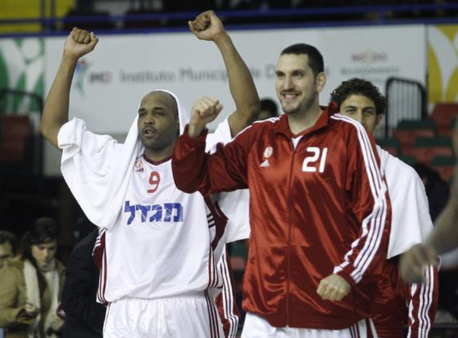 El Cajasol vuelve a perder (72-76), esta vez contra el Hapoel Jerusalén, en un partido con alternativas en el que tuvo en triunfo en sus manos, pero lo dejó escapar.

Foto: Antonio Pizarro