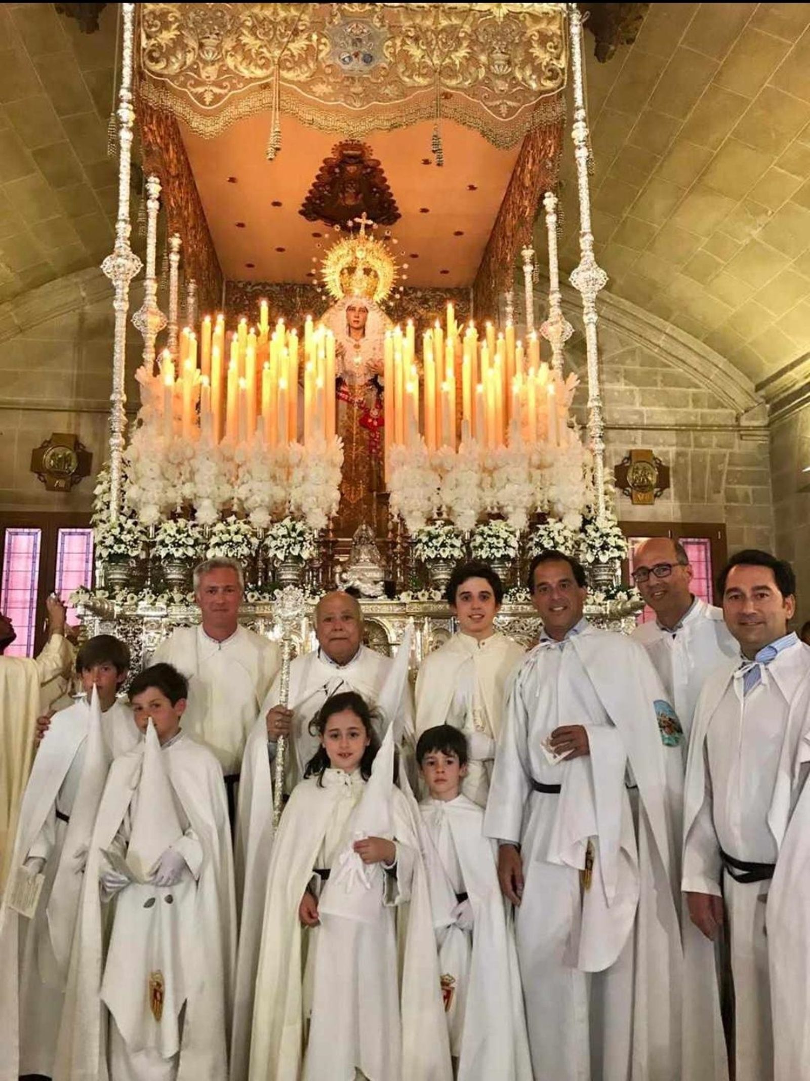 La familia González ante las plantas de la Reina del Transporte.