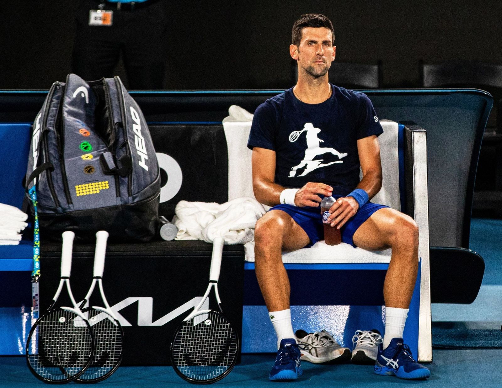 Djokovic descansa en un entrenamiento en Melbourne.