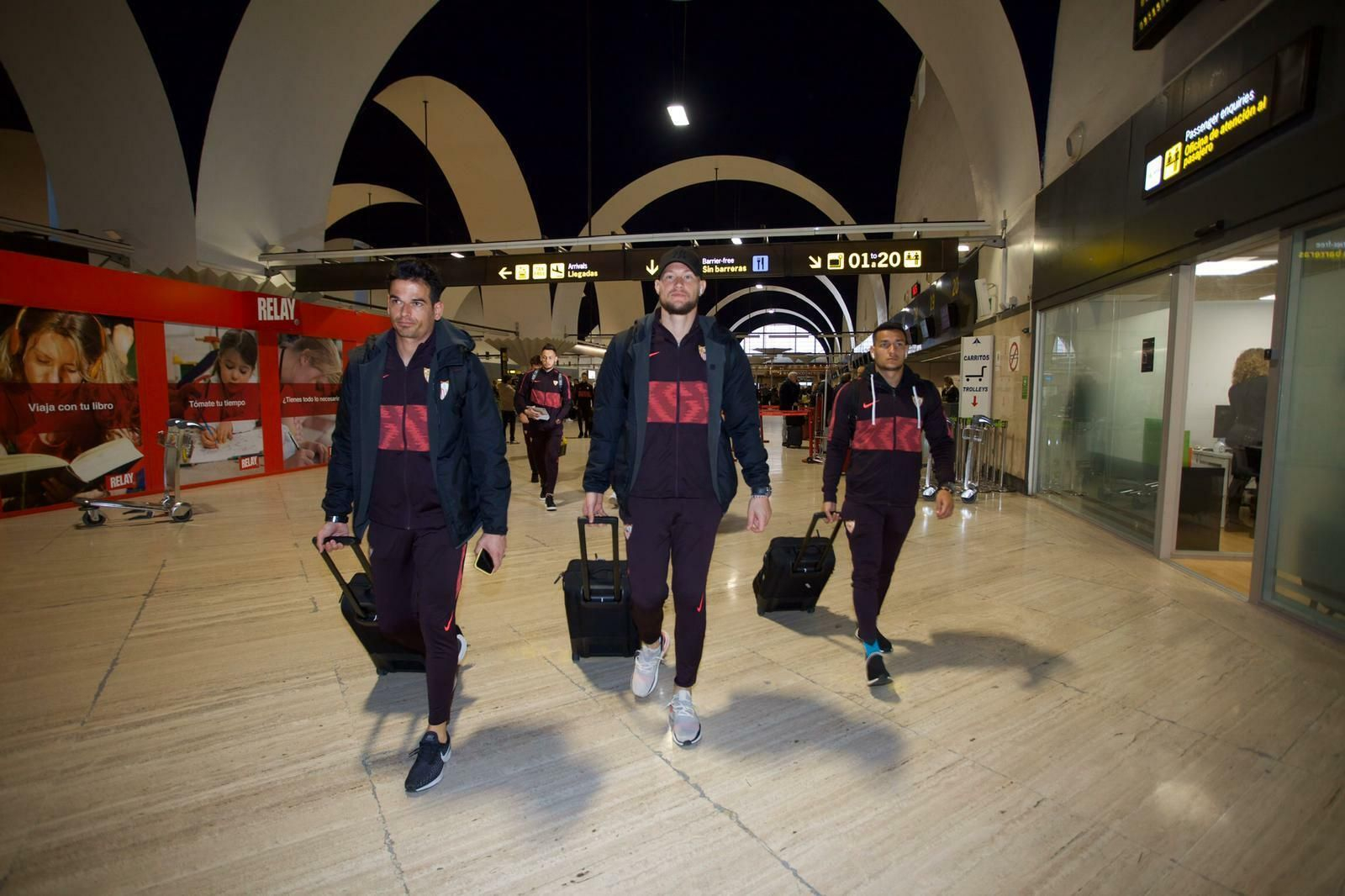 Vaclík, junto a Silva, entrenador de porteros, y Rony Lopes, en el aeropuerto.