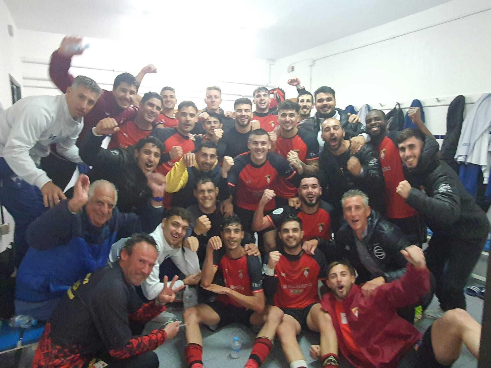 Foto de familia tras la victoria.