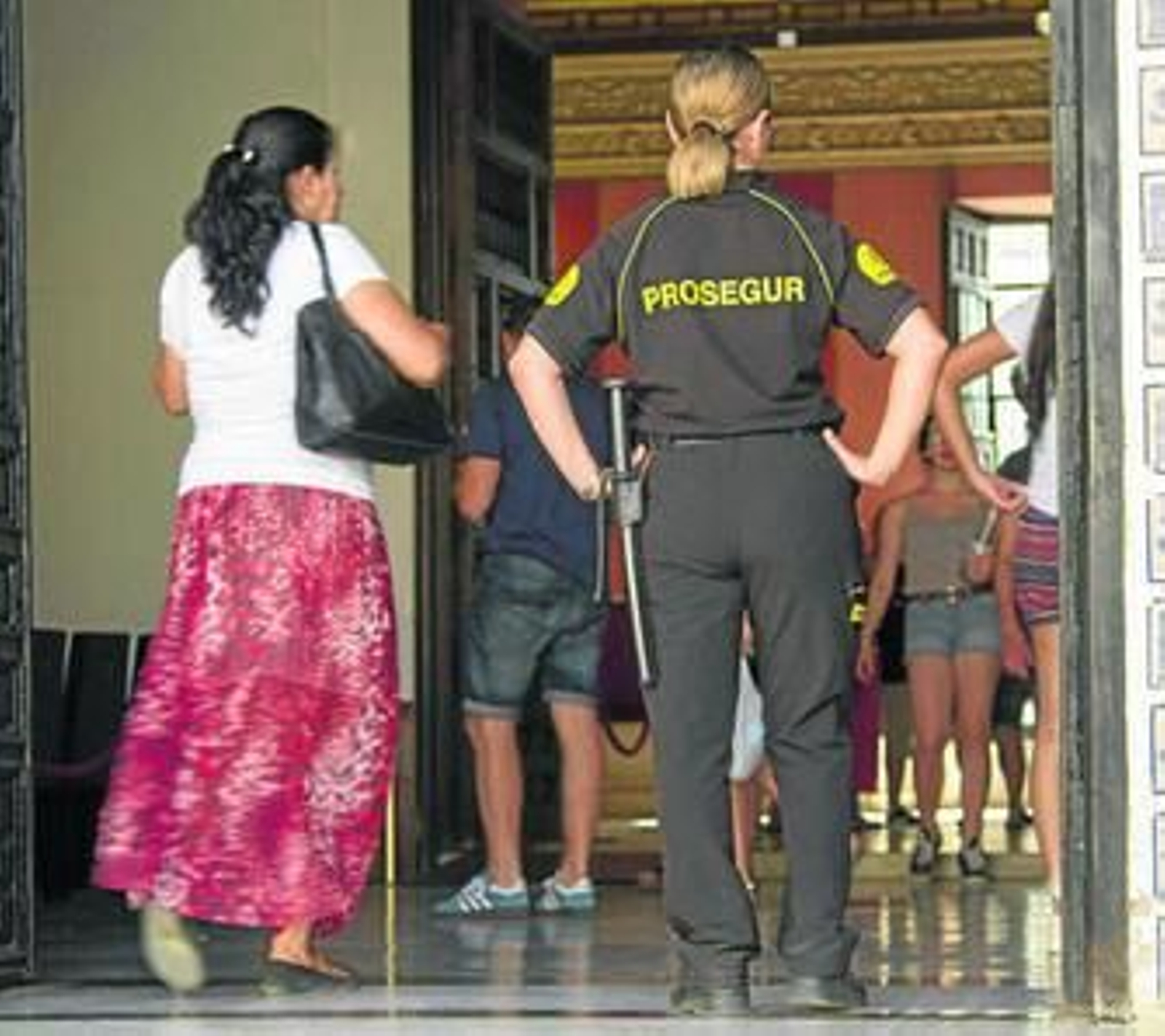 Una vigilante de seguridad en el acceso al Cuarto del Almirante del Alcázar.