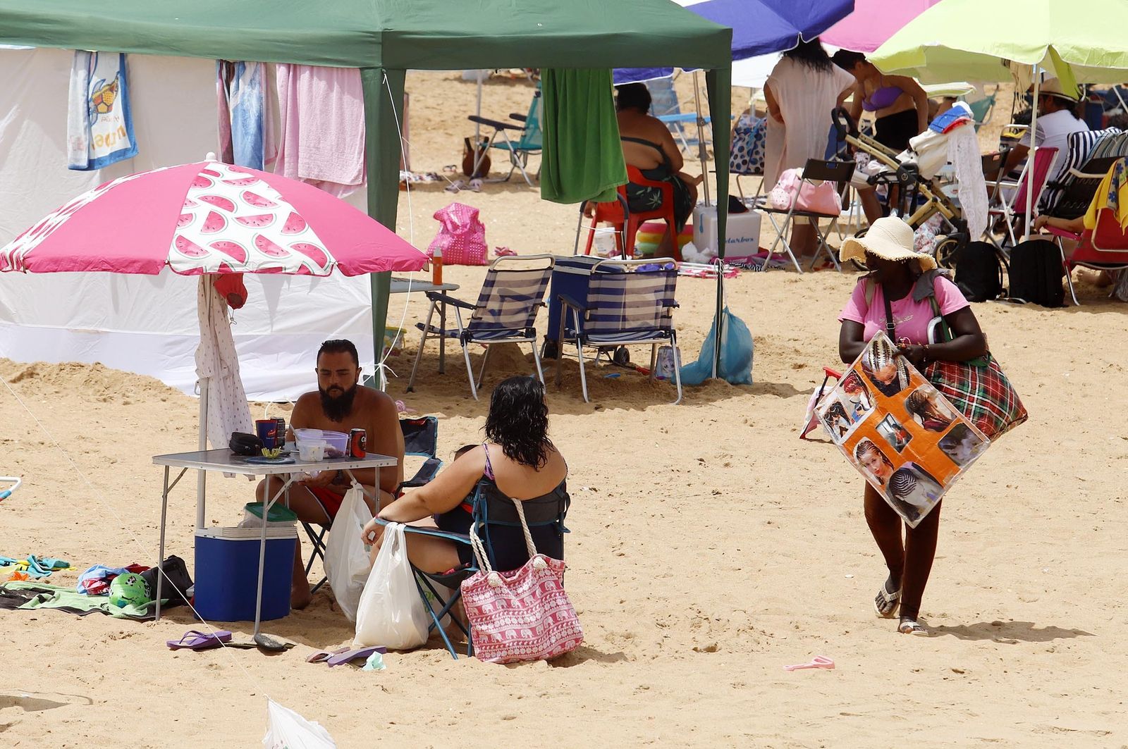 Un día en las playas de Huelva, en imágenes