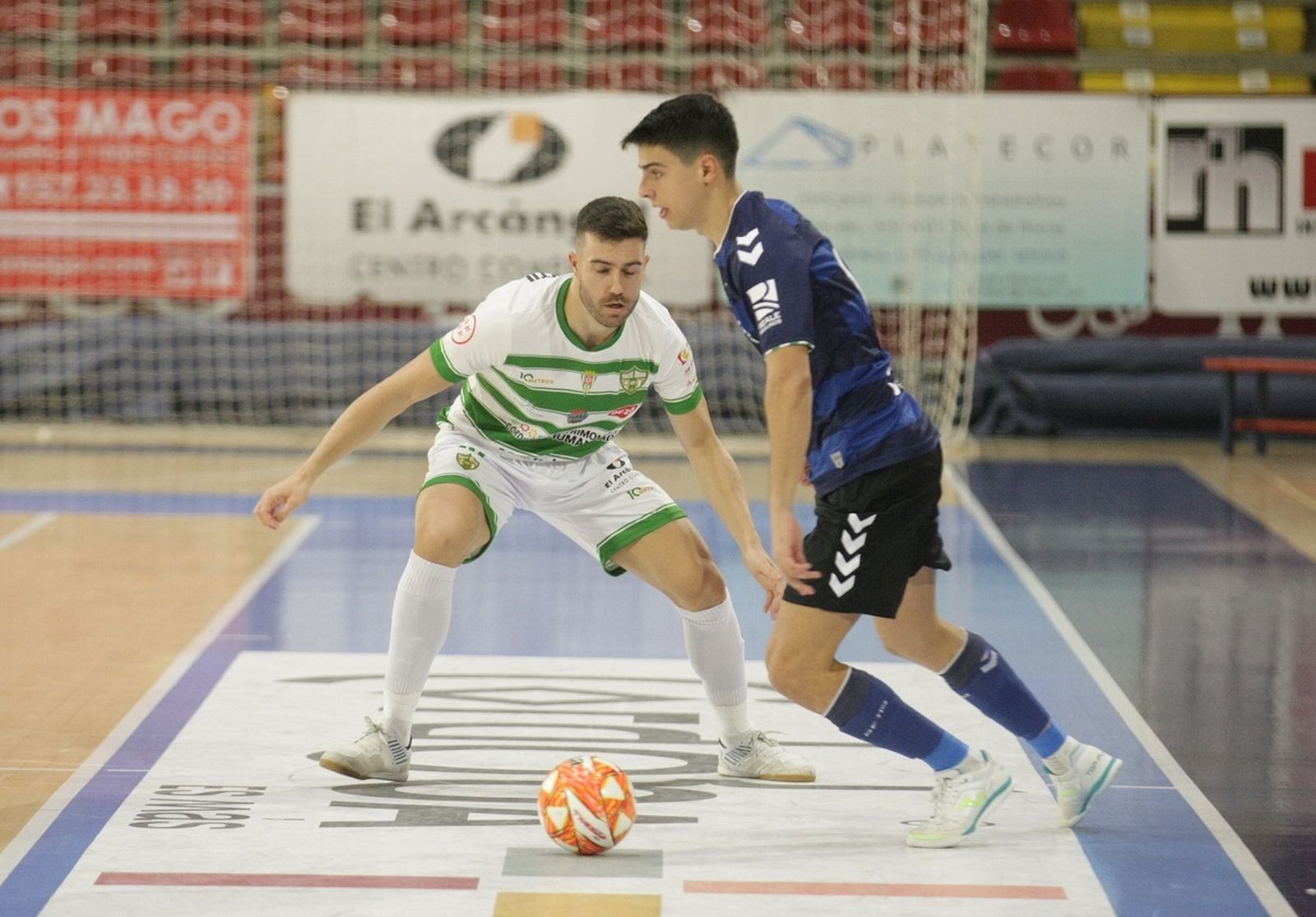 Raúl Jiménez controla un balón junto a la banda.