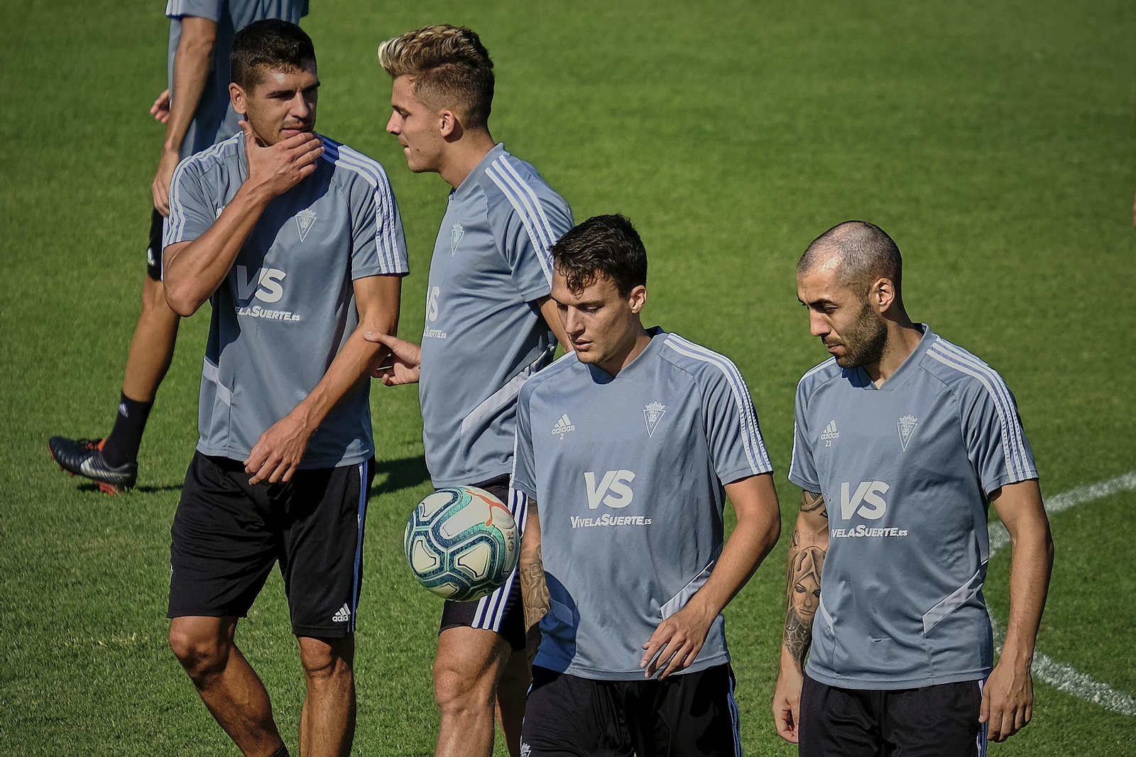 Quezada, con el balón junto a Perea en un entrenamiento.