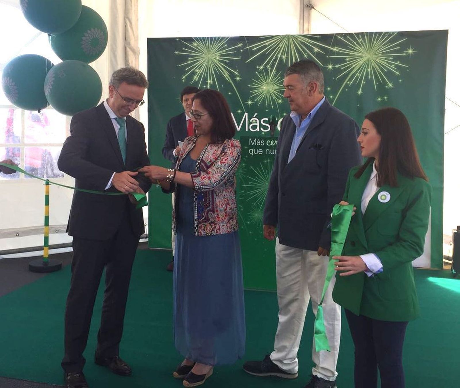 Corte de cinta en el acto inaugural de las nuevas estaciones de servicio.