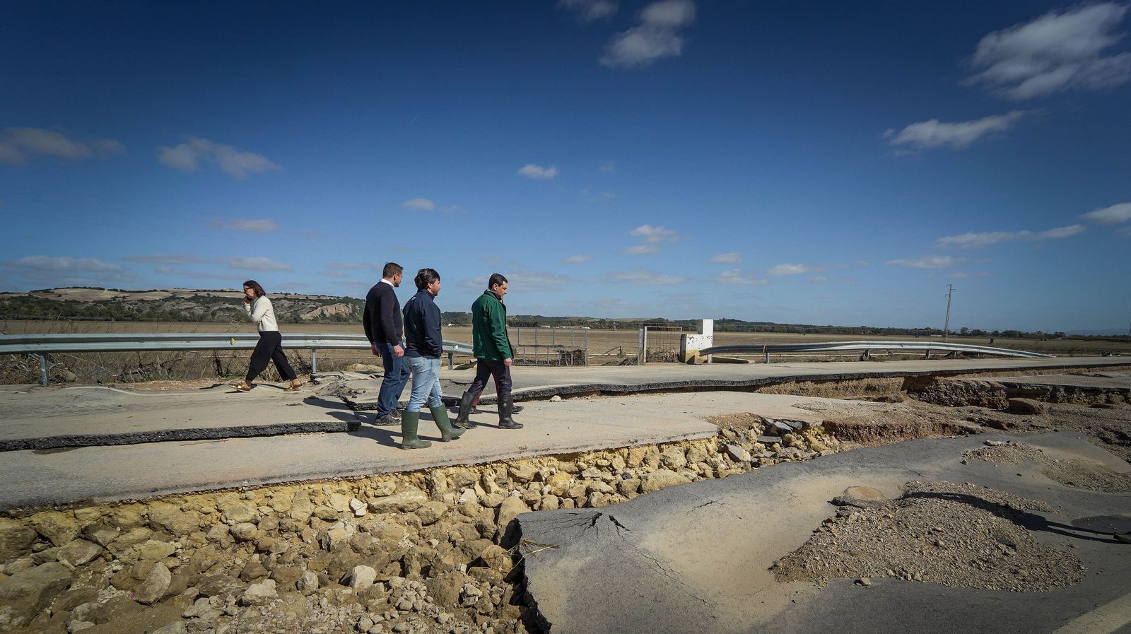 Imágenes de la visita de Juanma Moreno y el comisario europeo de Agricultura a los campos afectados por el temporal en Jerez