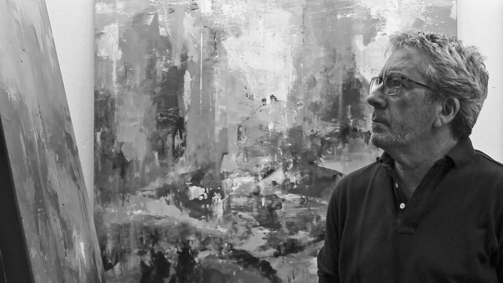 Ricardo Galán Urréjola posa ante su obra.