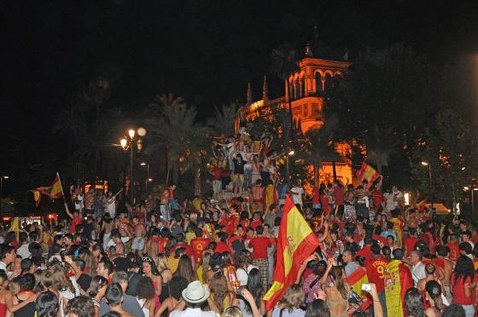 Miles de sevillanos se reunen en Puerta Jerez para celebrar la victoria española. 

Foto: Manuel Gómez