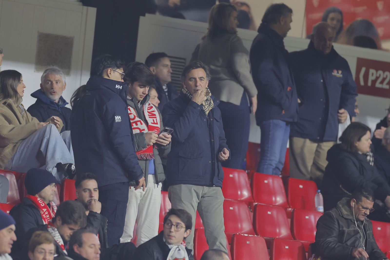 Búscate en las fotos del Sevilla - Celta