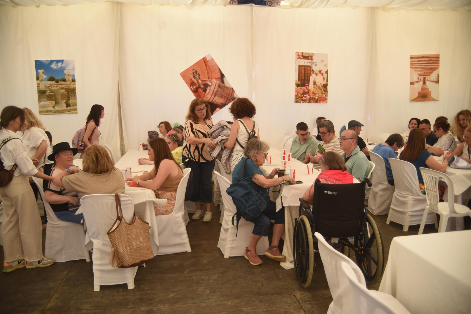 Las mejores imágenes de un lunes de Feria en Córdoba cargado de comidas de empresa y recepciones