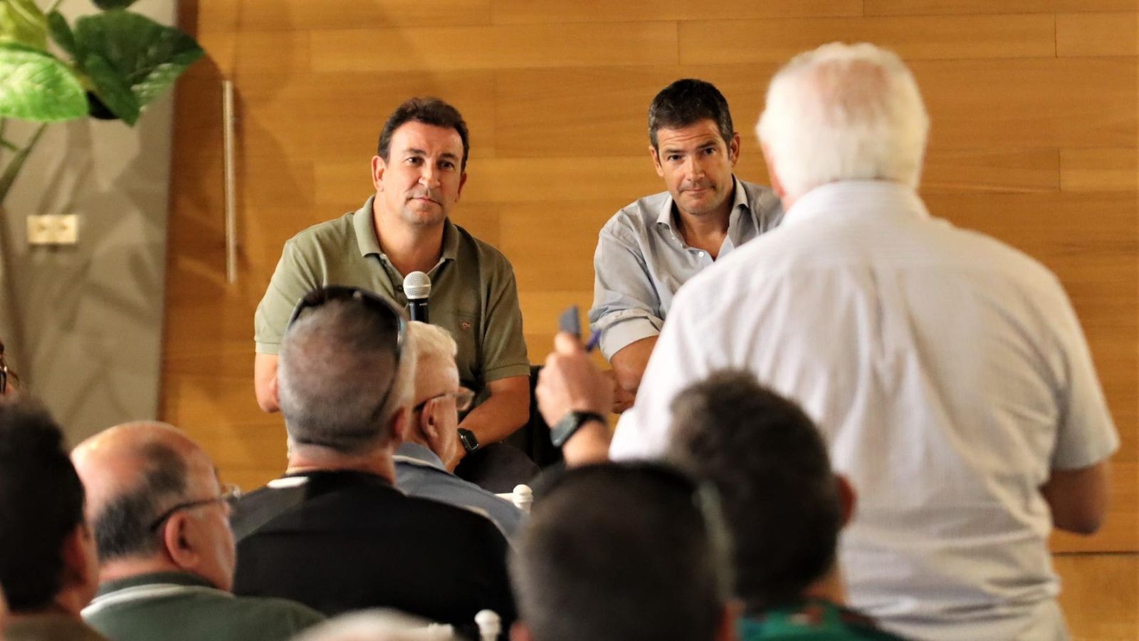 José Miguel López Catalán y Ramón Alarcón escuchan a  un peñista.