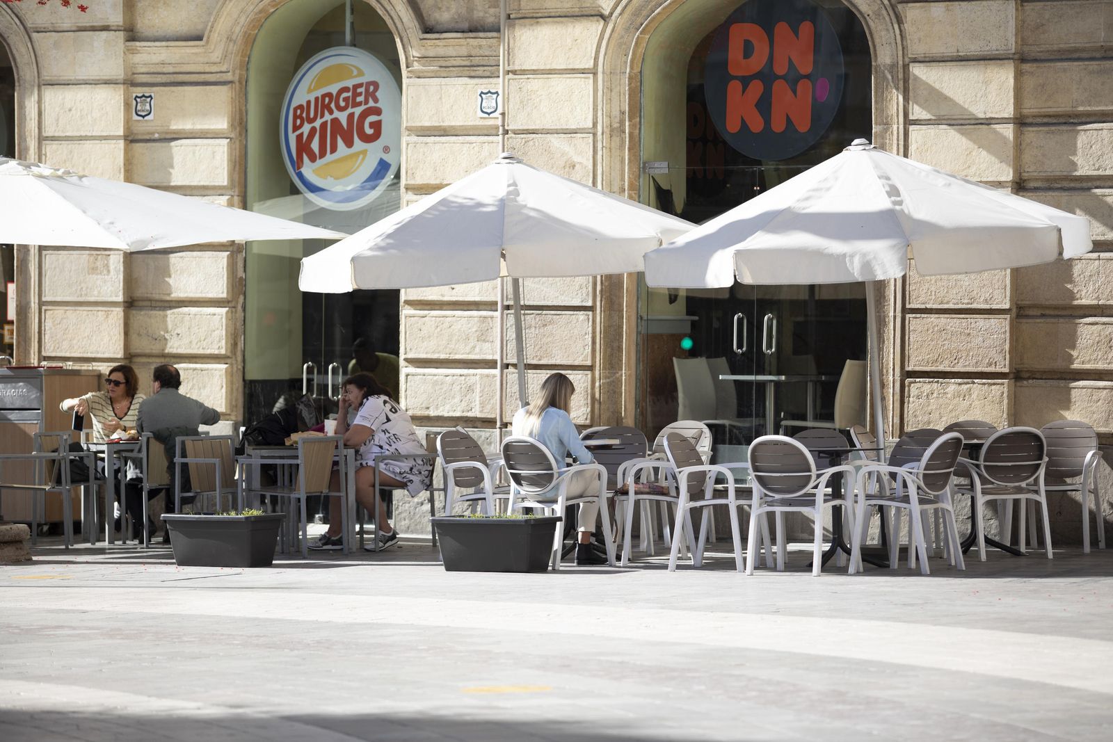 Bares a medio gas en Granada en el inicio del puente