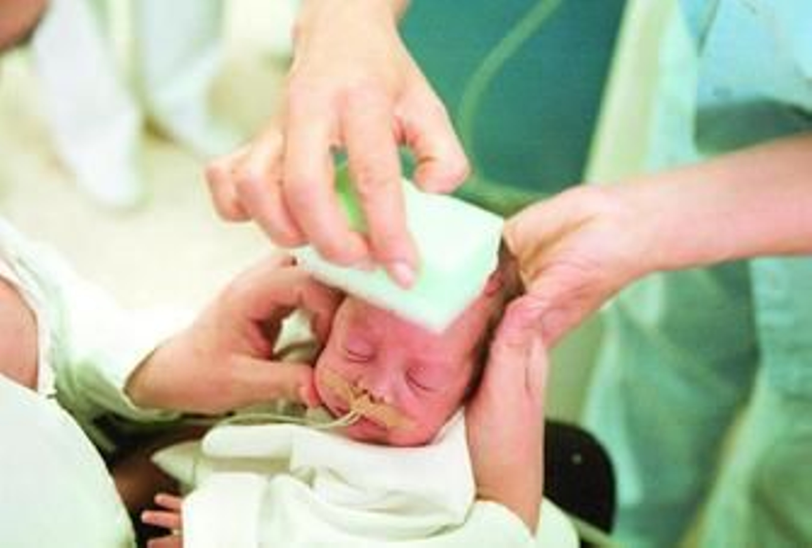 Los servicios de neonatología tratan de velar por el contacto permanente entre profesionales, hijos y progenitores. Los servicios de neonatología tratan de velar por el contacto permanente entre profesionales, hijos y progenitores.