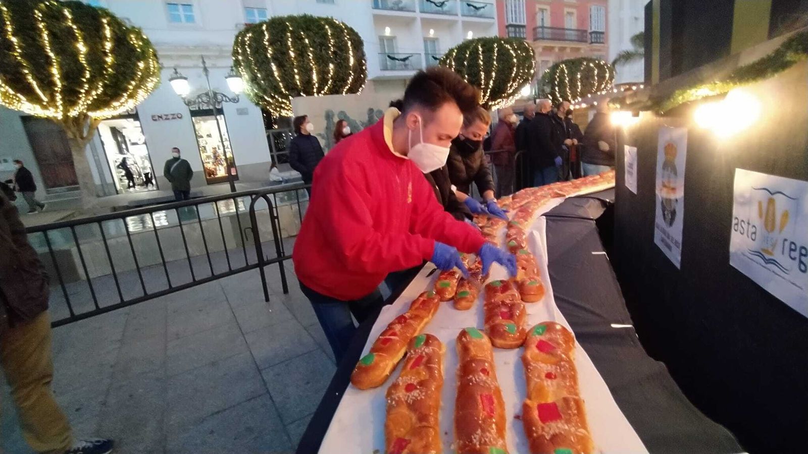 Preparando el roscón de Navidad para su degustación.