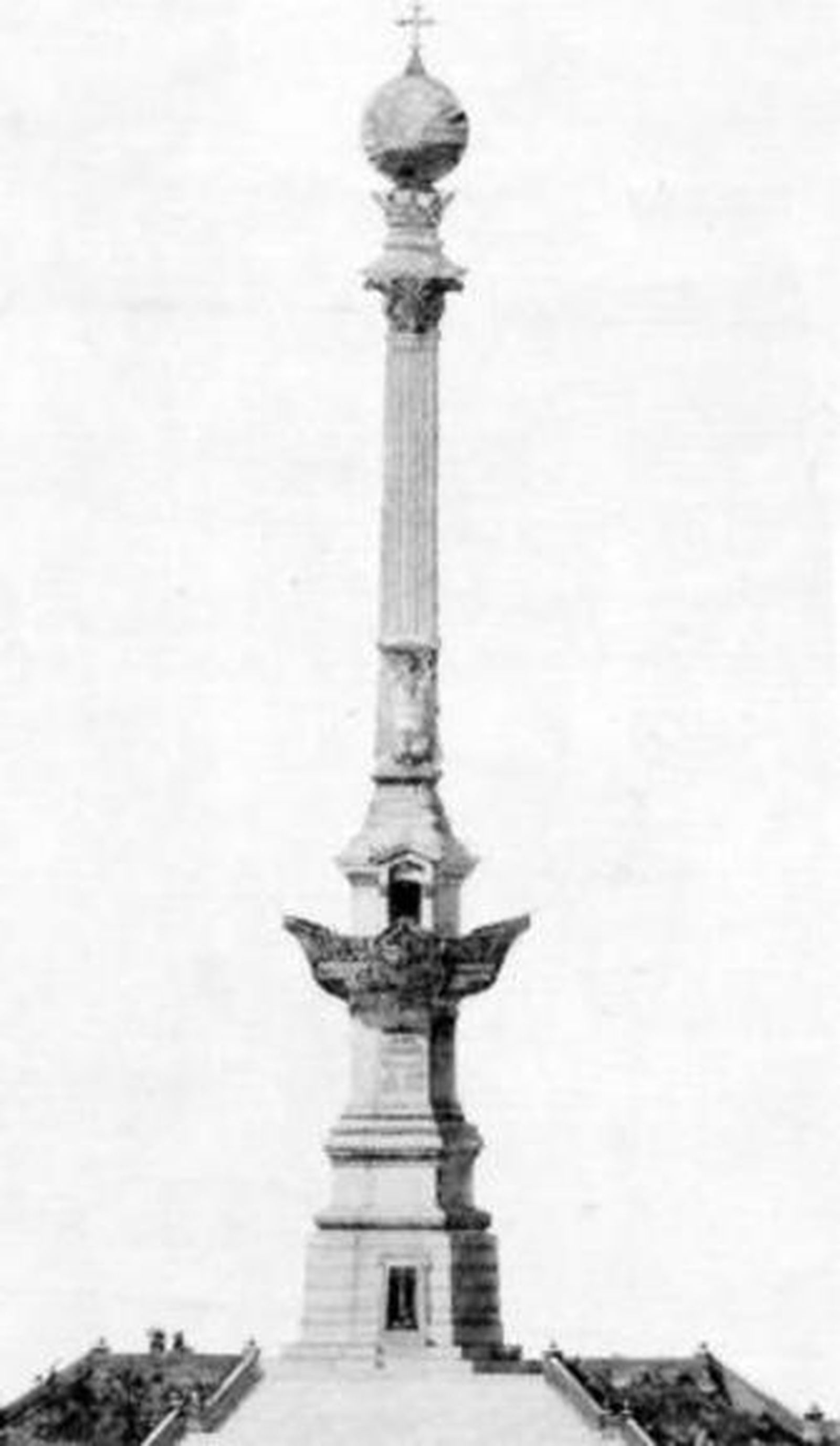 El monolito pierde su sombraUn hito para marca el inicio de la relación con América