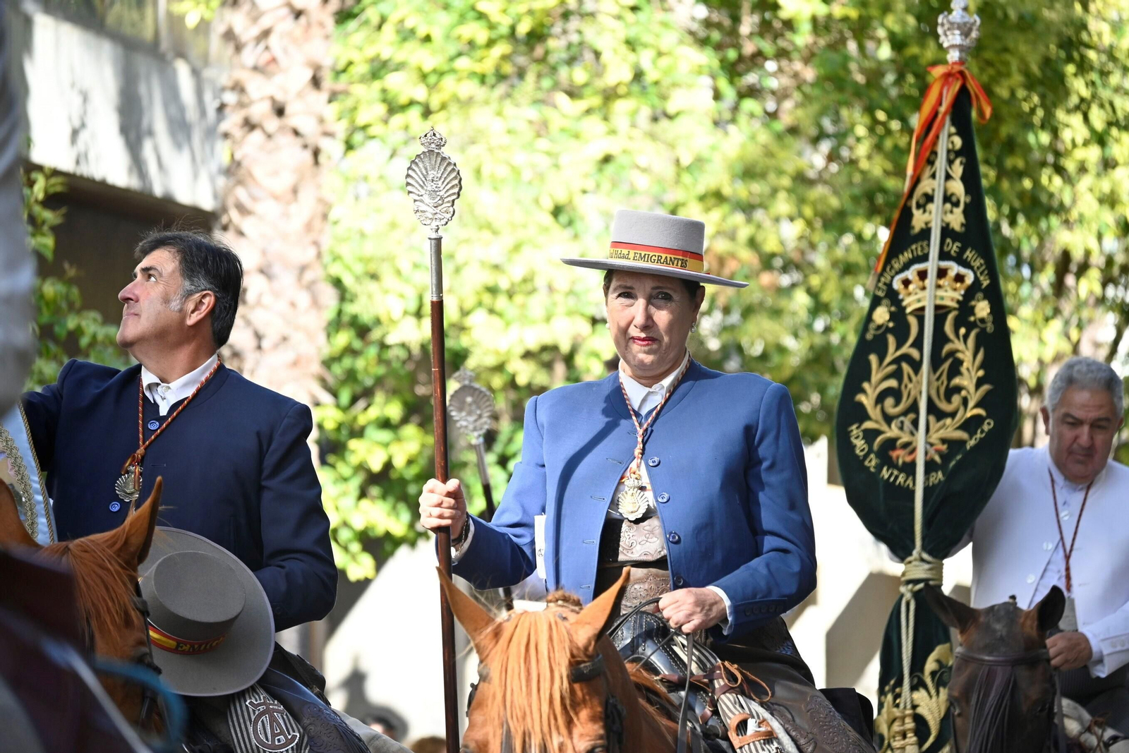 Imágenes de los peregrinos de la Hermandad de Emigrantes en su salida por las calles de Huelva