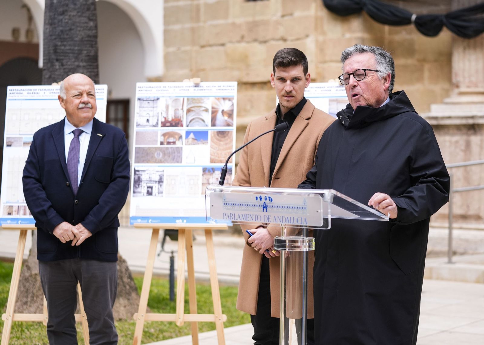 Los responsables de las obras esta mañana en el Parlamento de Andalucía.