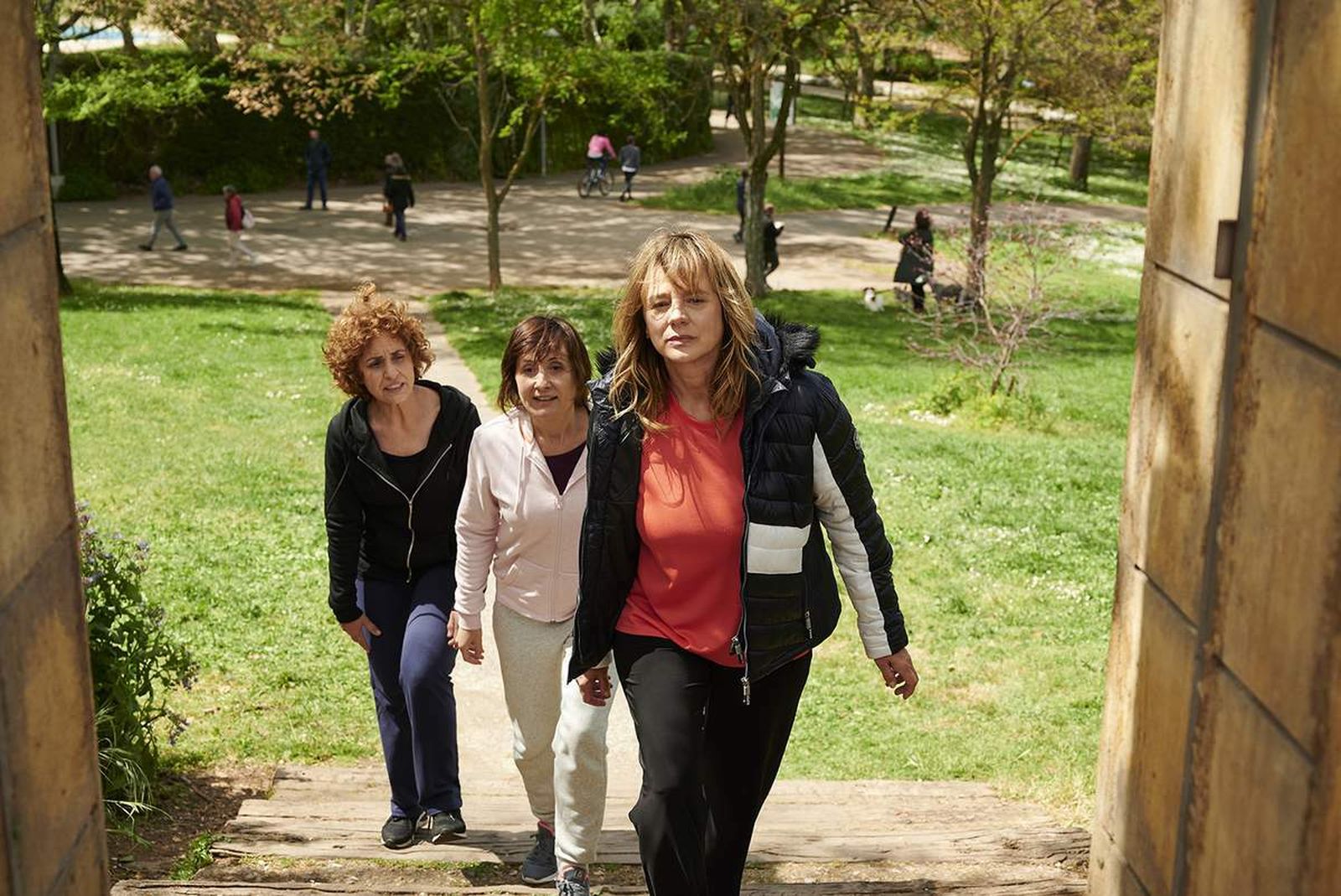 Adriana Ozores, Nathalie Poza y Emma Suárez en 'Invisibles'.