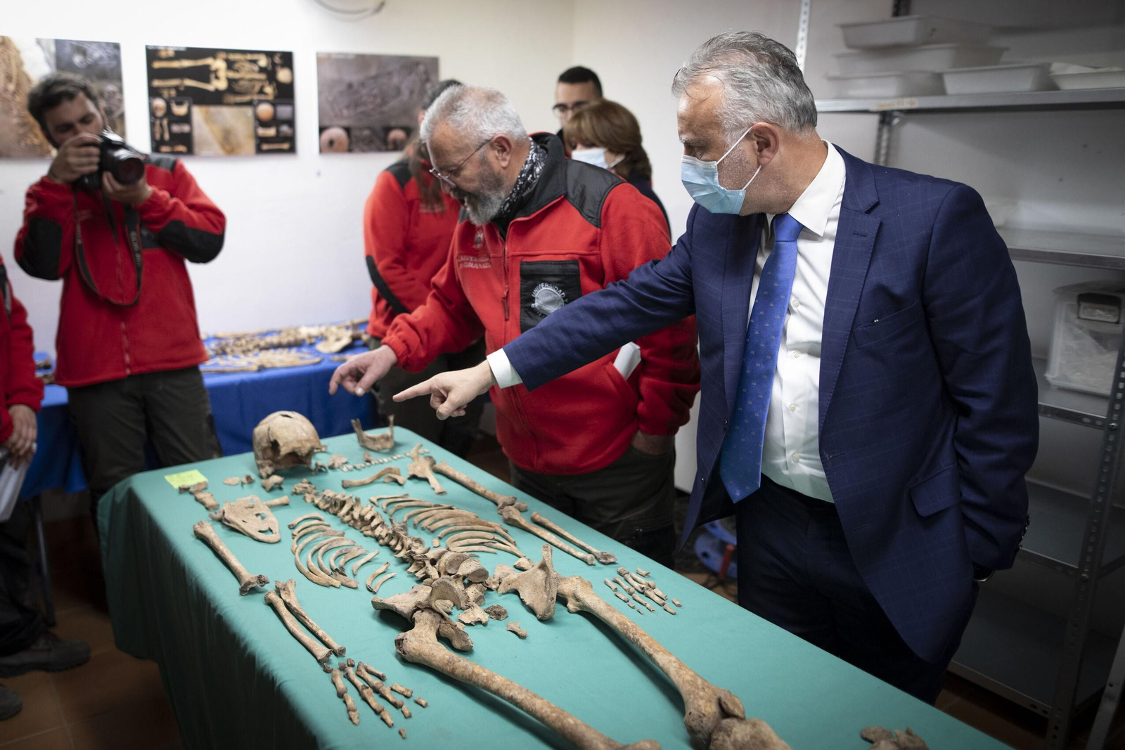 El ministro de Política Territorial y Memoria Democrática, Ángel Víctor Torres, visita los restos óseos hallados en Granada