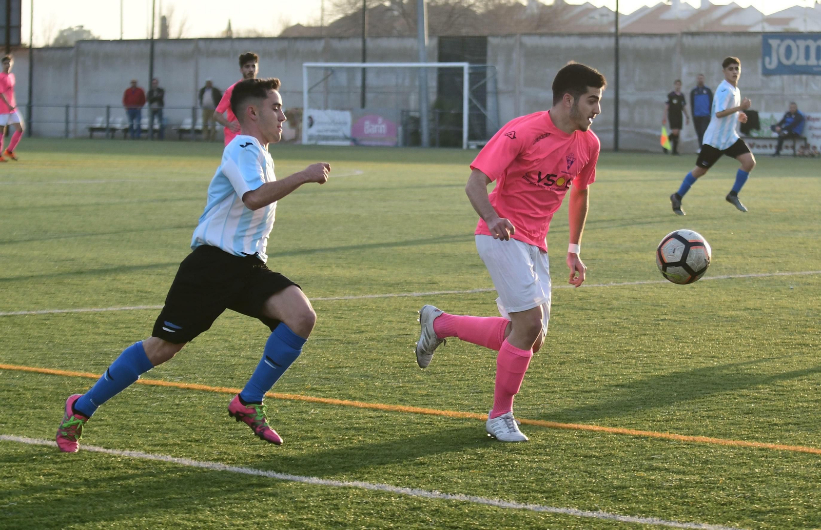 Un jugador del Don Bosco persigue a un contrario. Un jugador del Don Bosco persigue a un contrario.