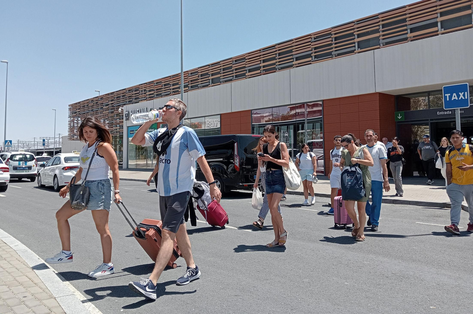 Imágenes de los pasajeros del tren Huelva-Sevilla antes de subir al autobús habilitado por Renfe