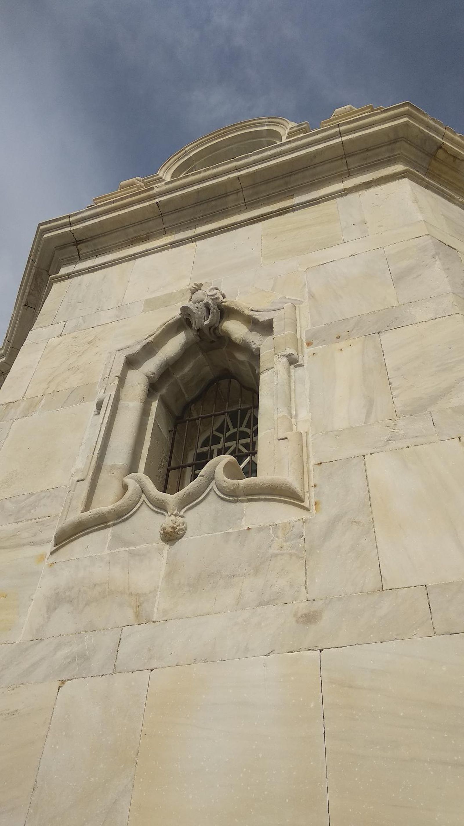 Fachada de la capilla de la Catedral, intervenida con mortero de cal natural.