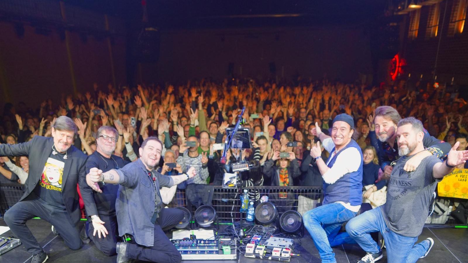 Los Secretos se despiden de una abarrotada Sala Impala con un selfi