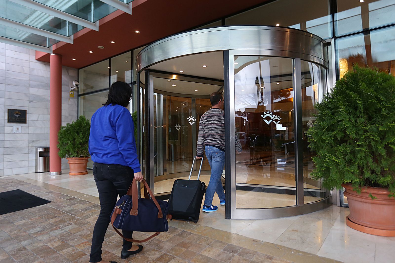 Dos clientes entrando en un hotel de Chiclana.