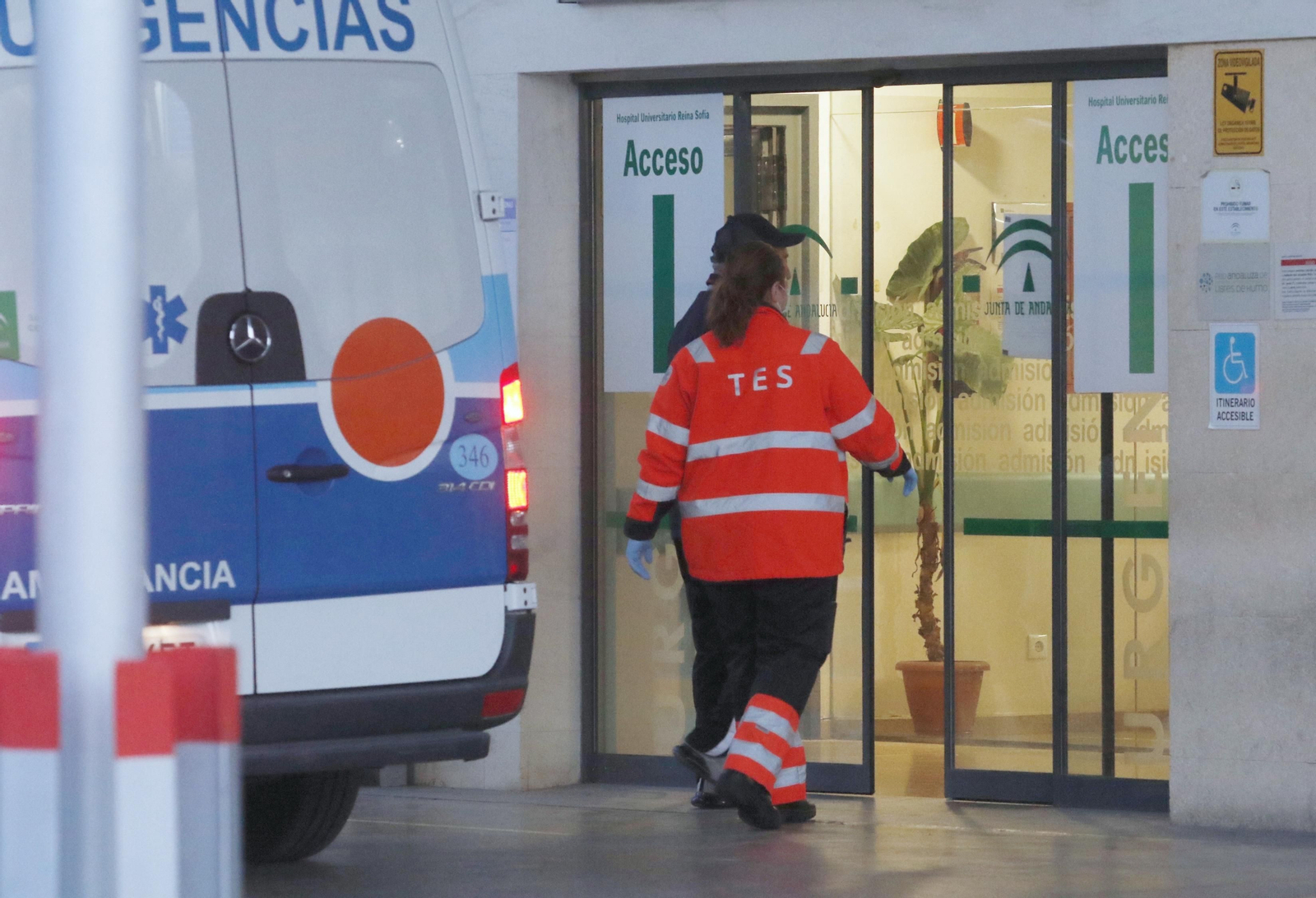 Una técnica de emergencias sanitarias entra en Urgencias del Hospital Reina Sofía.