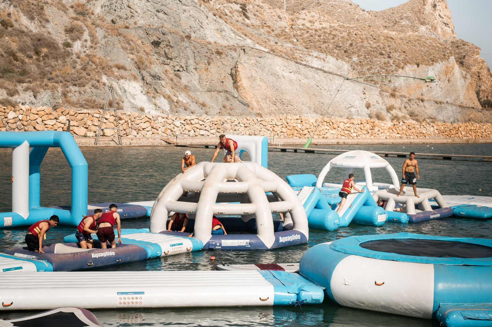 El complejo cuenta con un circuito de hinchables con capacidad para 90 personas El complejo cuenta con un circuito de hinchables con capacidad para 90 personas