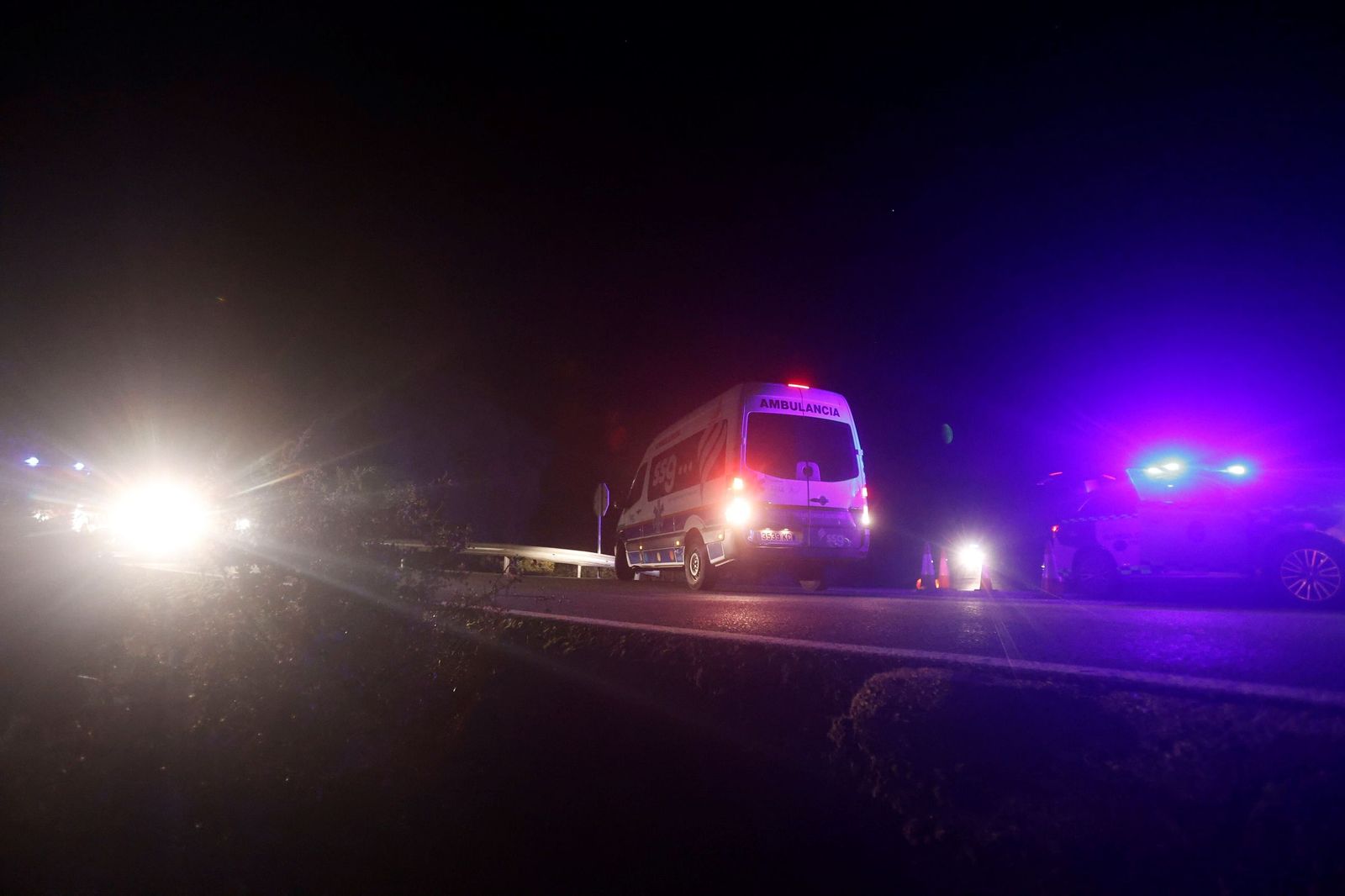 Las imágenes de los vehículos de emergencias evacuando a los pasajeros del descarrilamiento en Adamuz