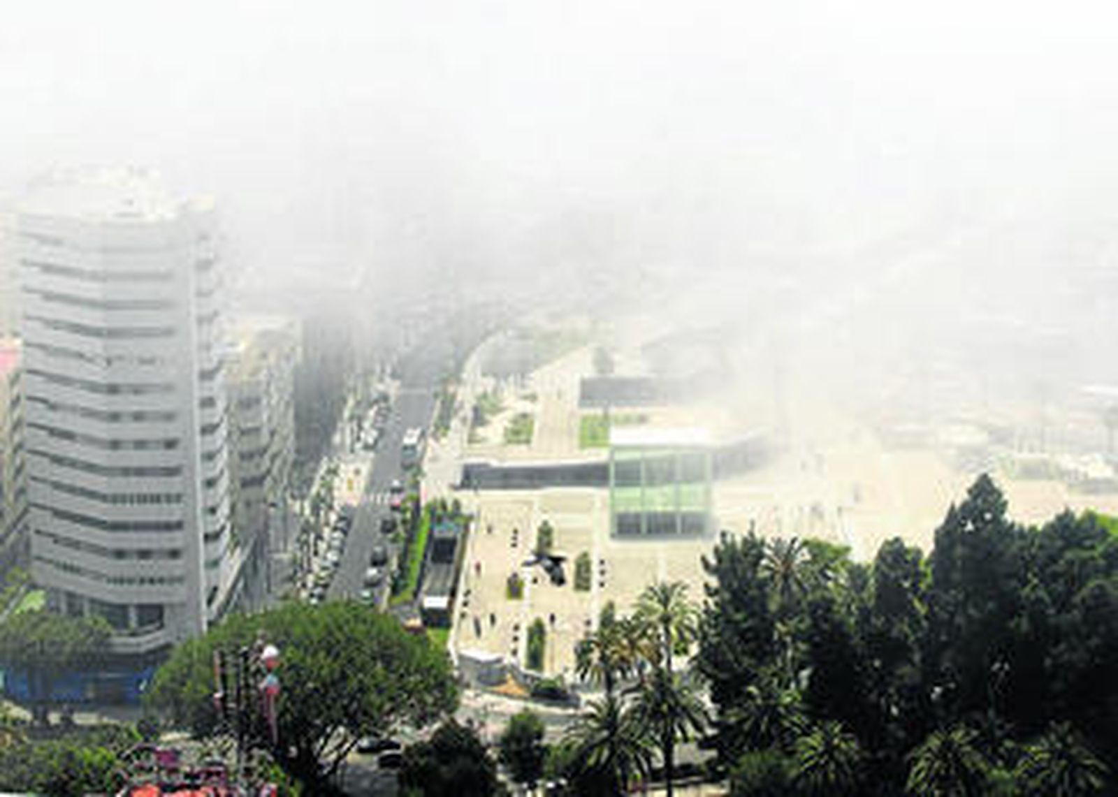 Desde Gibralfaro, el Muelle Uno y la Malagueta se ocultaban a la vista ayer por la mañana.
