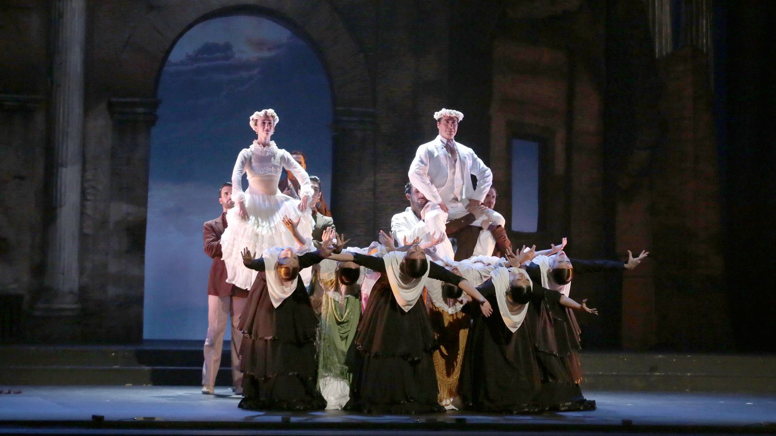 Creúsa y Jasón (Paula García y Antonio Márquez), en un momento de 'Medea'.