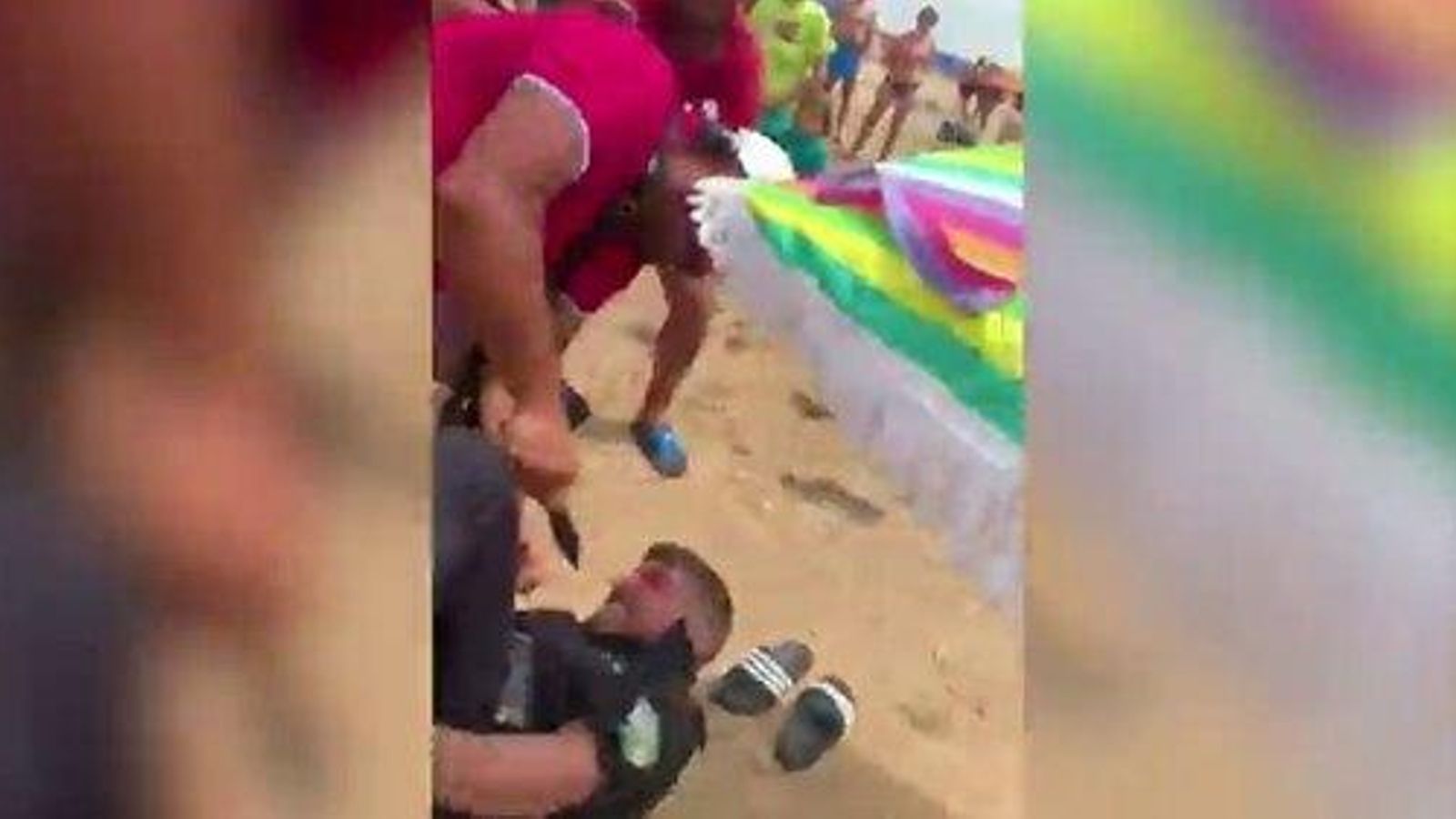 Momento en el que el vendedor ilegal sostiene el arma blanca apuntando al jefe de la Policía Local de Punta Umbría.