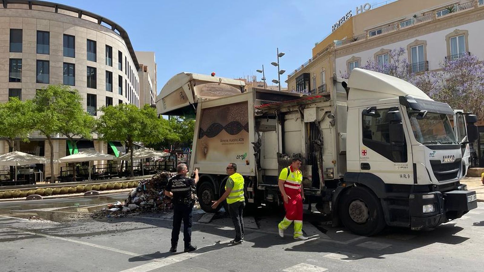 Los residuos fueron vaciados en Puerta Purchena para que no se propagara el fuego