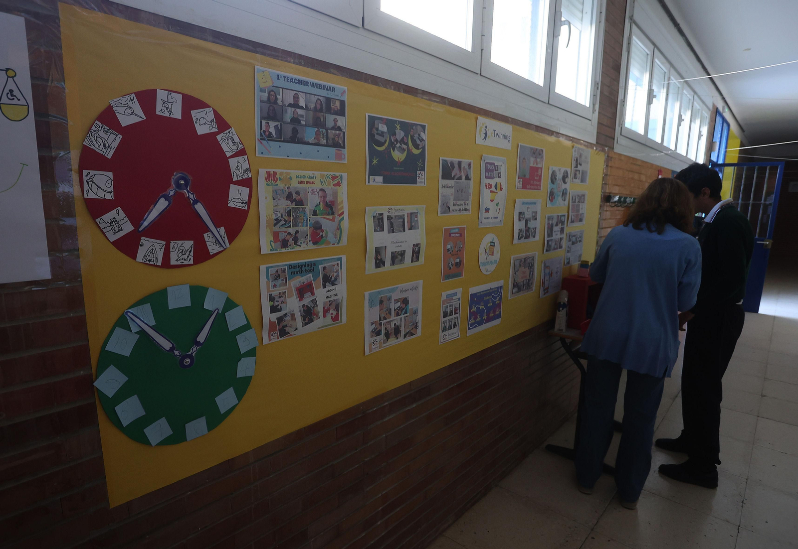 Un mural recoge todos los pasos dados dentro del programa eTwinning por el que han sido premiados.