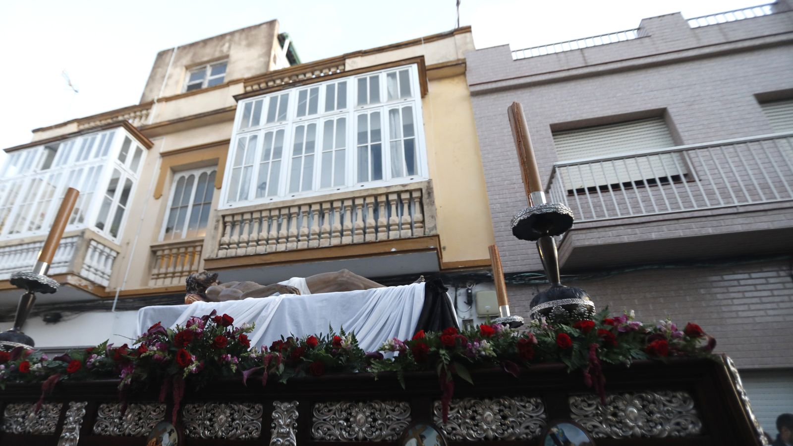 Las fotos del Viernes Santo en la Línea:  Cristo del Mar y Luz y Esperanza Nuestra, Soledad y Santo Entierro, Cristo del Amor y Misericordia y Amargura