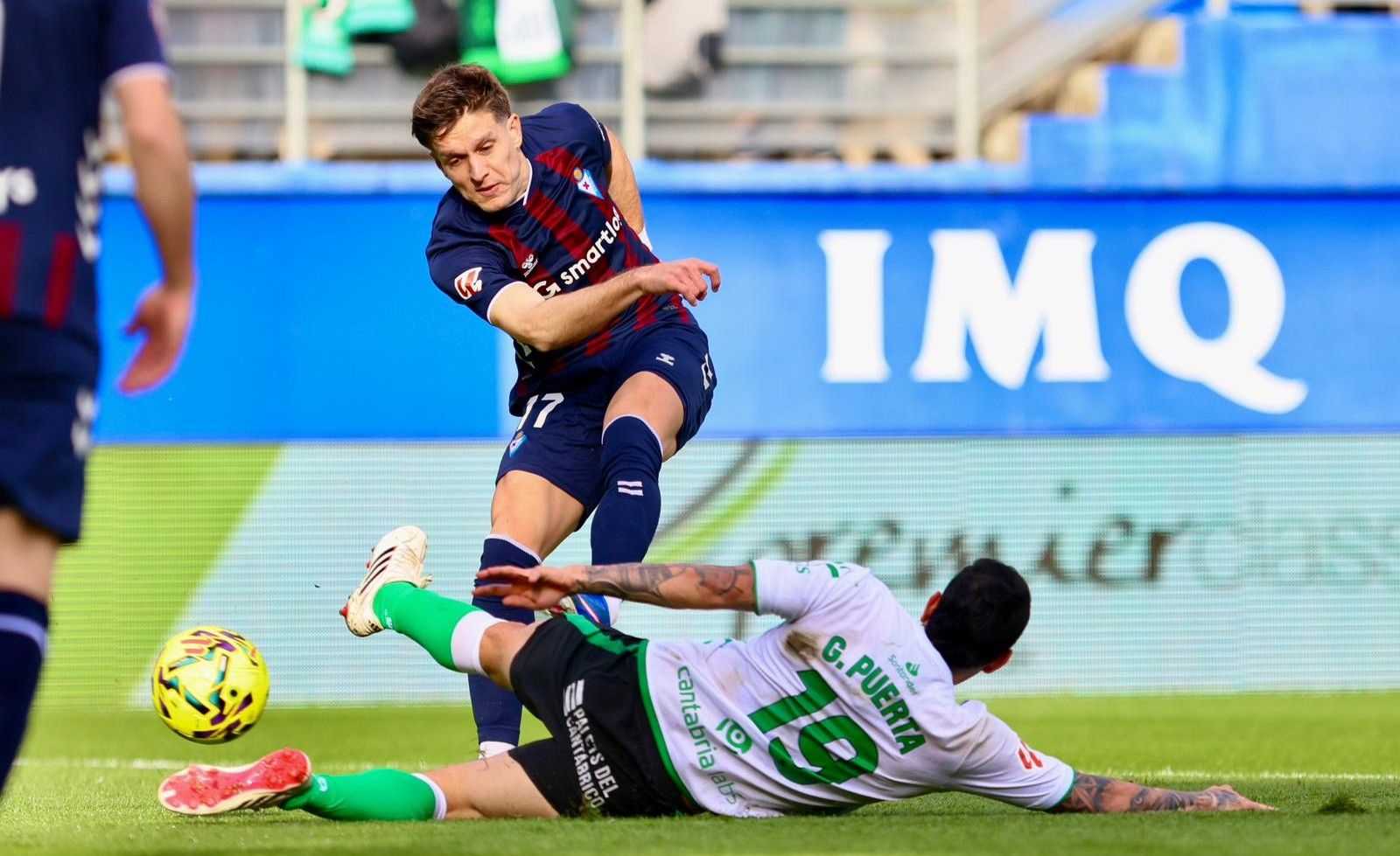 Partido entre el Eibar y el Racing de Santander.