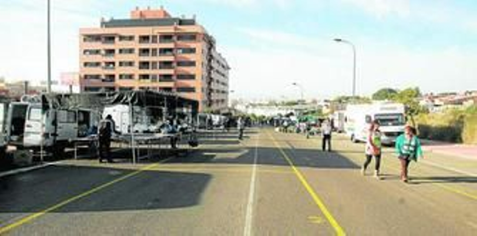 Puestos desmontados en la avenida Imperio Argentina, mientras que al fondo los vendedores atendían a sus primeros clientes de Barrio Araceli.