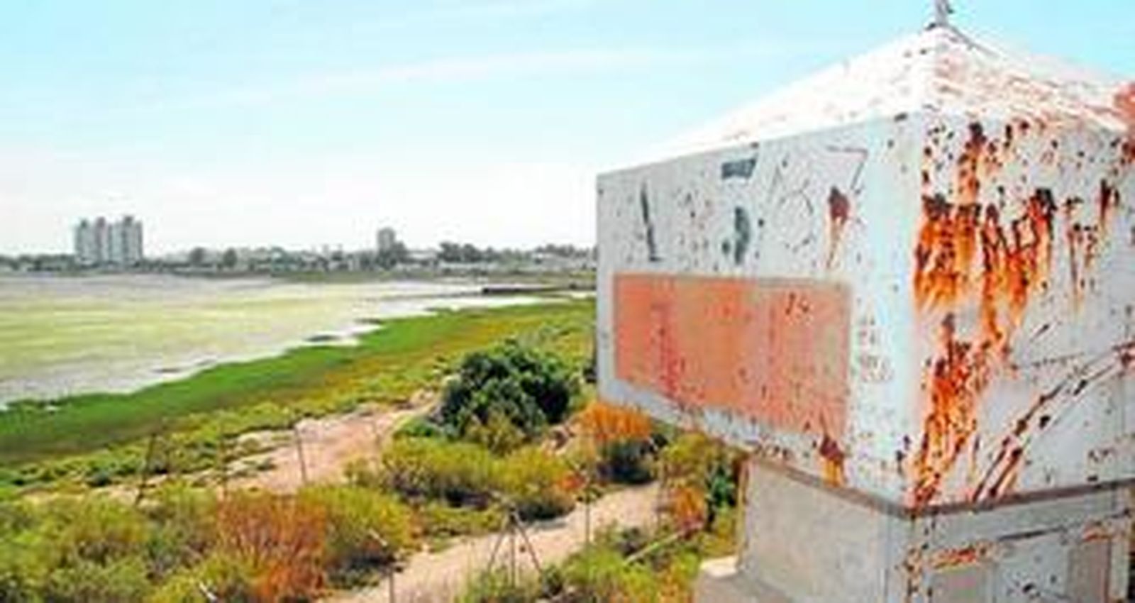 Terrenos de los polvorines de Fadricas y, al fondo, la barriada de La Casería.